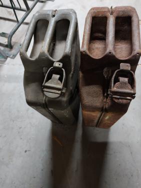 2 Jerrycans