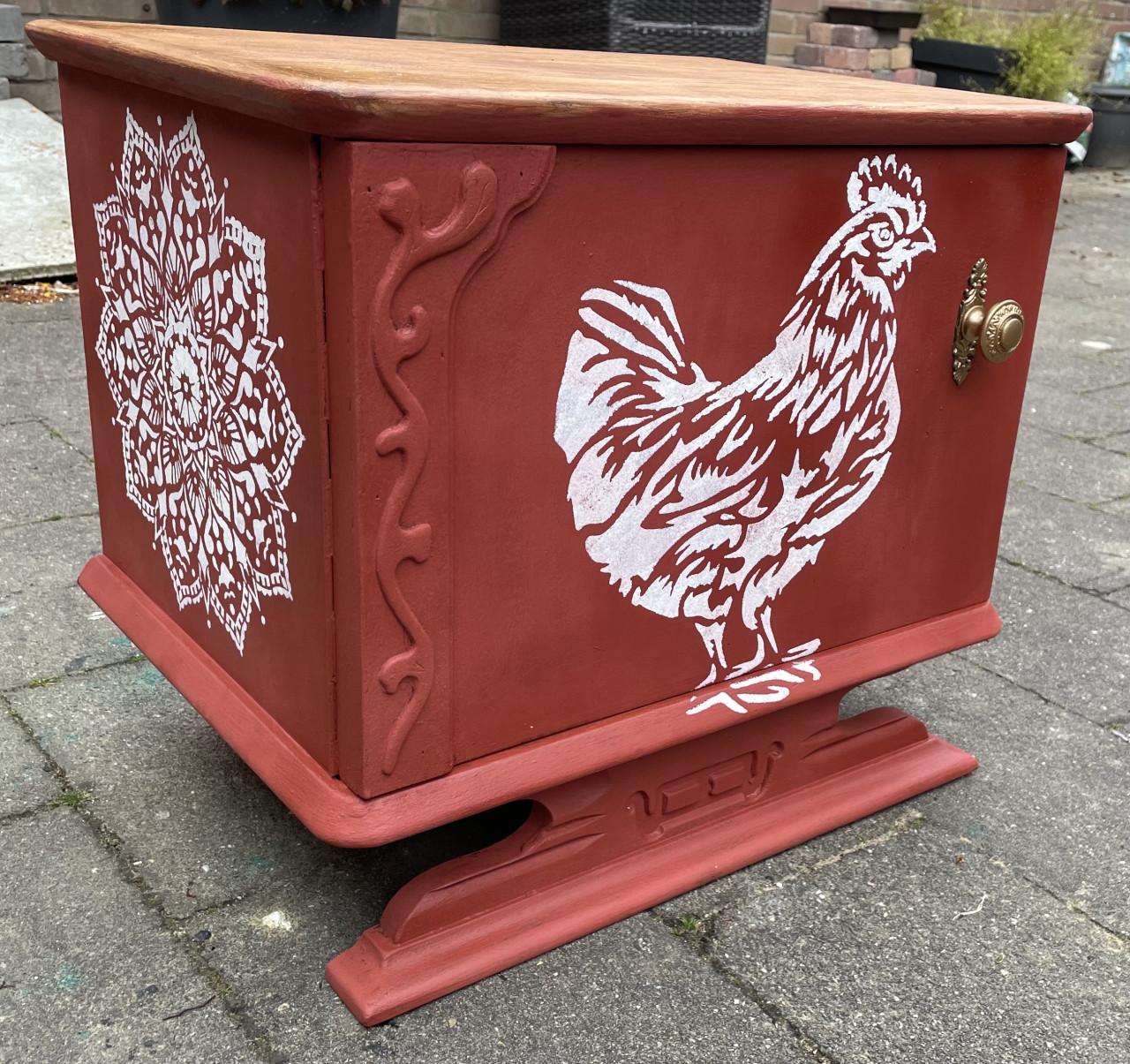 Handbeschilderd nachtkastje - rood met kip en mandala - vintage brocante