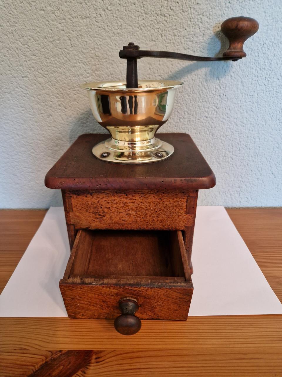 Koperen antieke koffiemolen