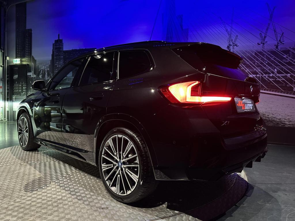 BMW X1 xdrive25e m-pakket *pano*hud*360camera*driveass*20 inch*