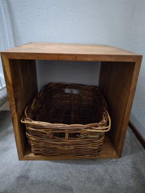 2 houten salon tafeltjes met rieten mand