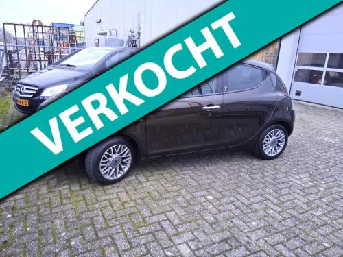 Lancia Y(psilon) 0.9 twinair silver met automaat en 5 deurs