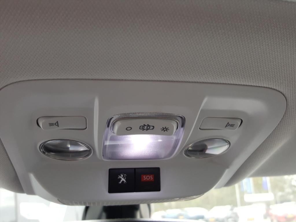 Peugeot 2008 1.2 puretech 110pk signature automaat eat6 navigatie | trekhaa