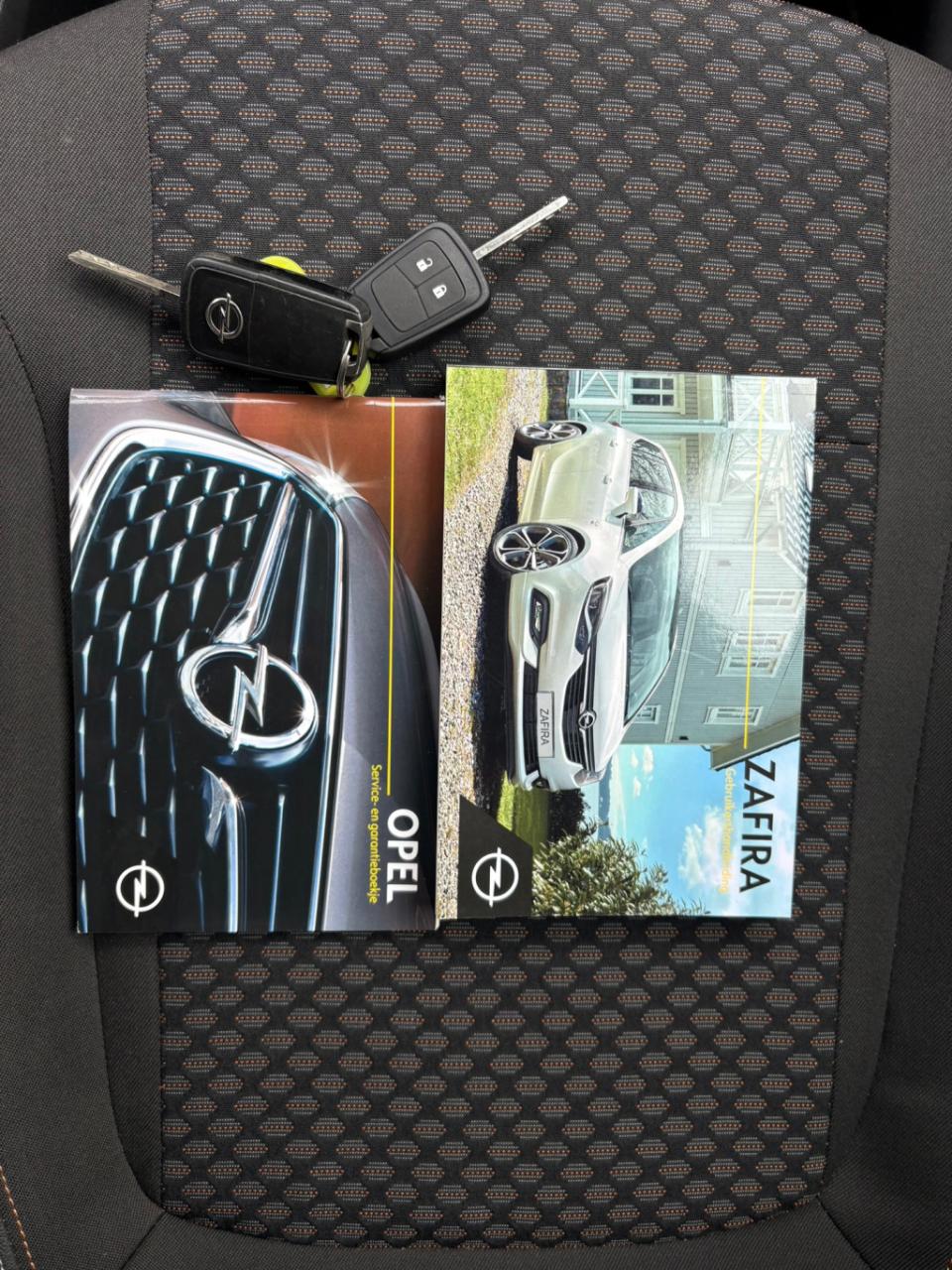 Opel Zafira tourer grijskenteken ! 2 persoons