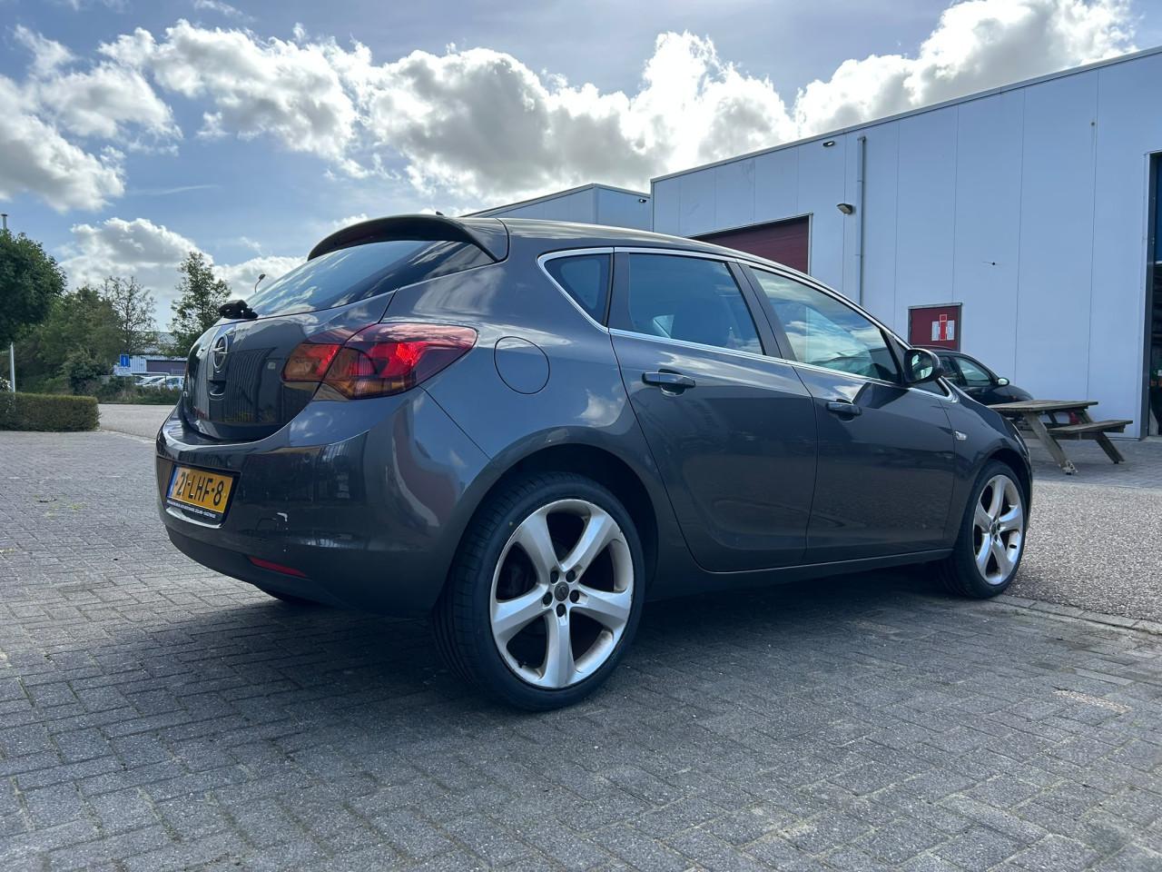 Opel Astra 1.6 Cosmo Executive Airco/Navi/PDC/Cruise/19" LM/Lange APK