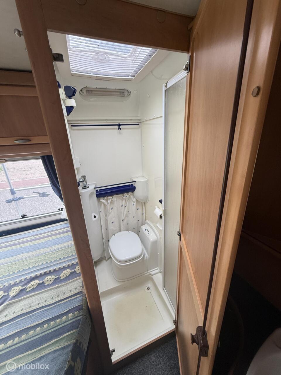 Hymer Onbekend b574 – ruime integraalcamper met vast bed én riant hefbed