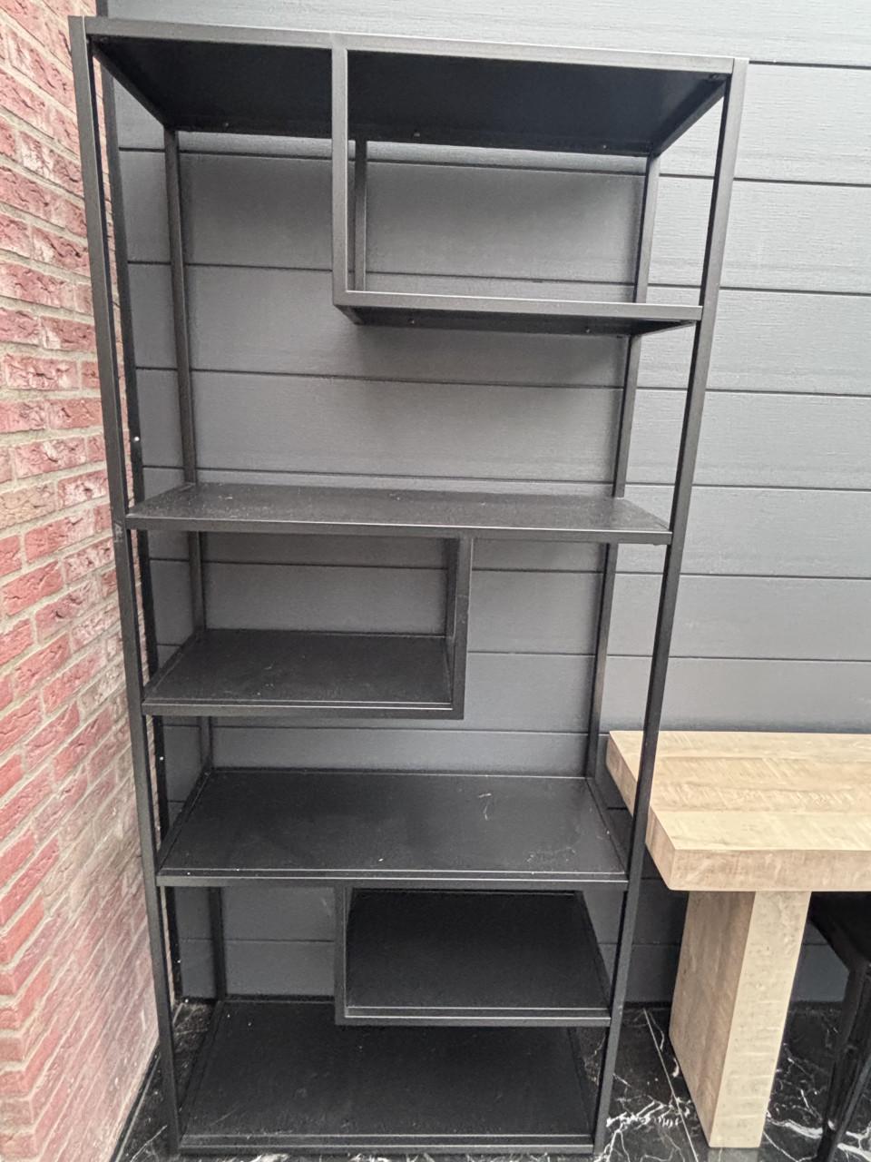 Metalen vakkenkast zwart