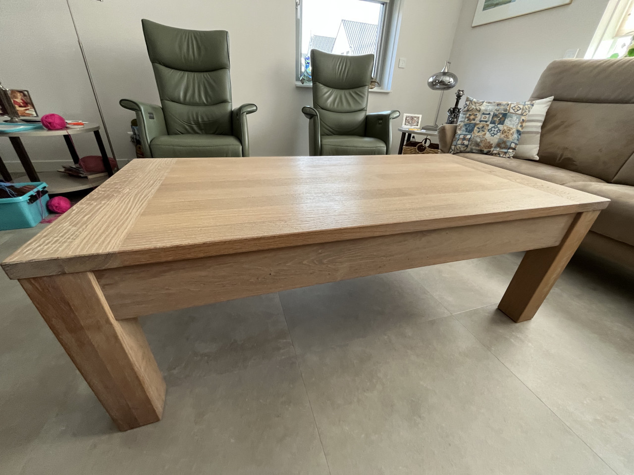 Te koop: een massieve salontafel van geschraapt licht eikenhout