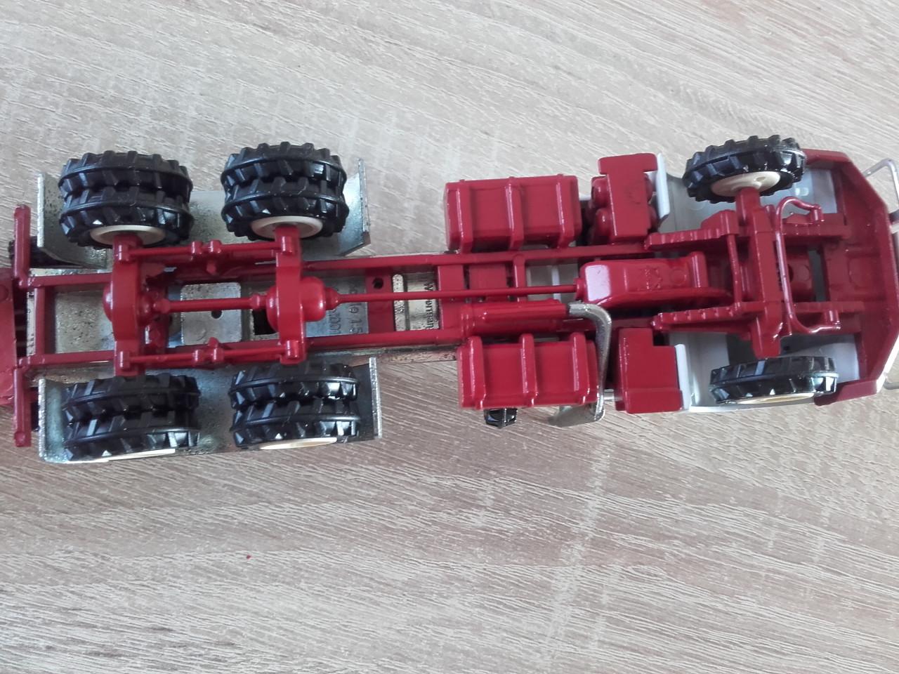 Volvo met dieplader van Conrad.