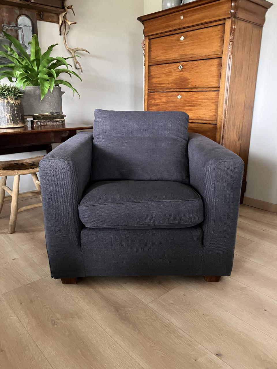 Fauteuil . Is grijs. Losse kussens. Zie foto.