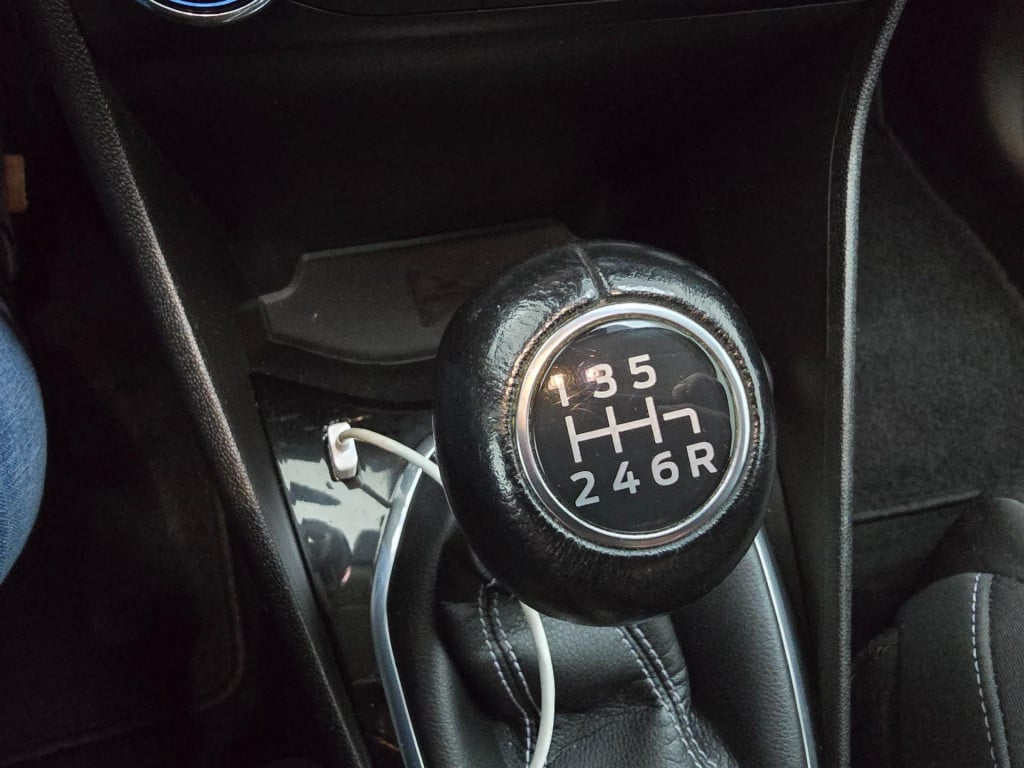 Ford Fiesta occasion luxe titanium met zwarte velgen en parkeercamera | bom