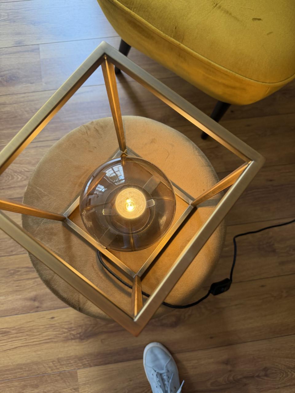 Moderne design tafellamp met rookglas en messing frame, NIEUW