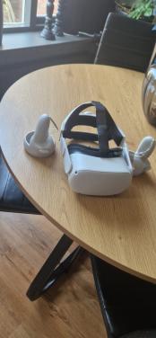 Meta Quest 2 met controllers hoofdband en case