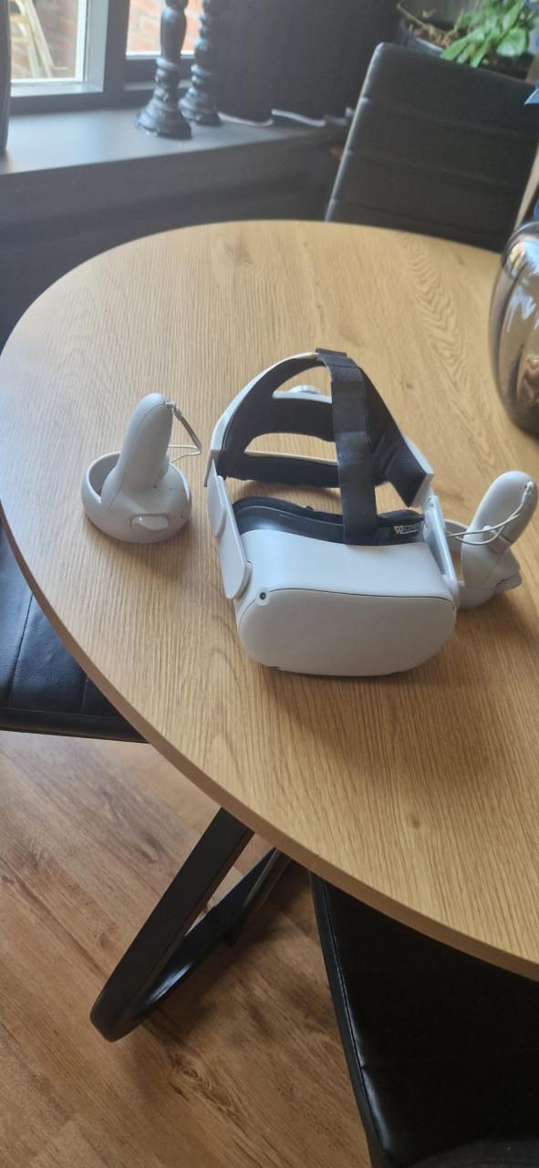 Meta Quest 2 met controllers hoofdband en case
