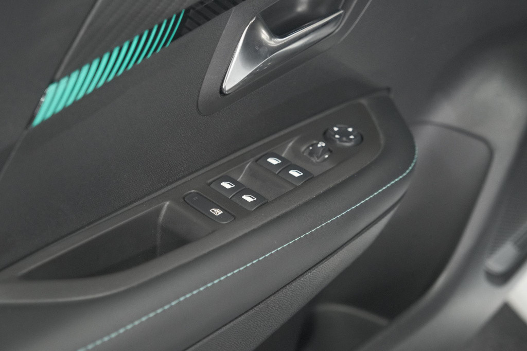 Peugeot 208 puretech 100 allure | adaptieve cruise control | camera | apple