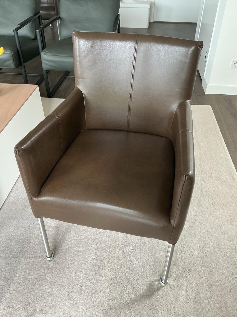 6 lederen eetkamerstoelen met armleuning kleur chocolade bruin i.z.g.s