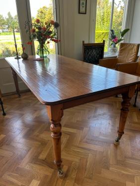 Antieke eettafel