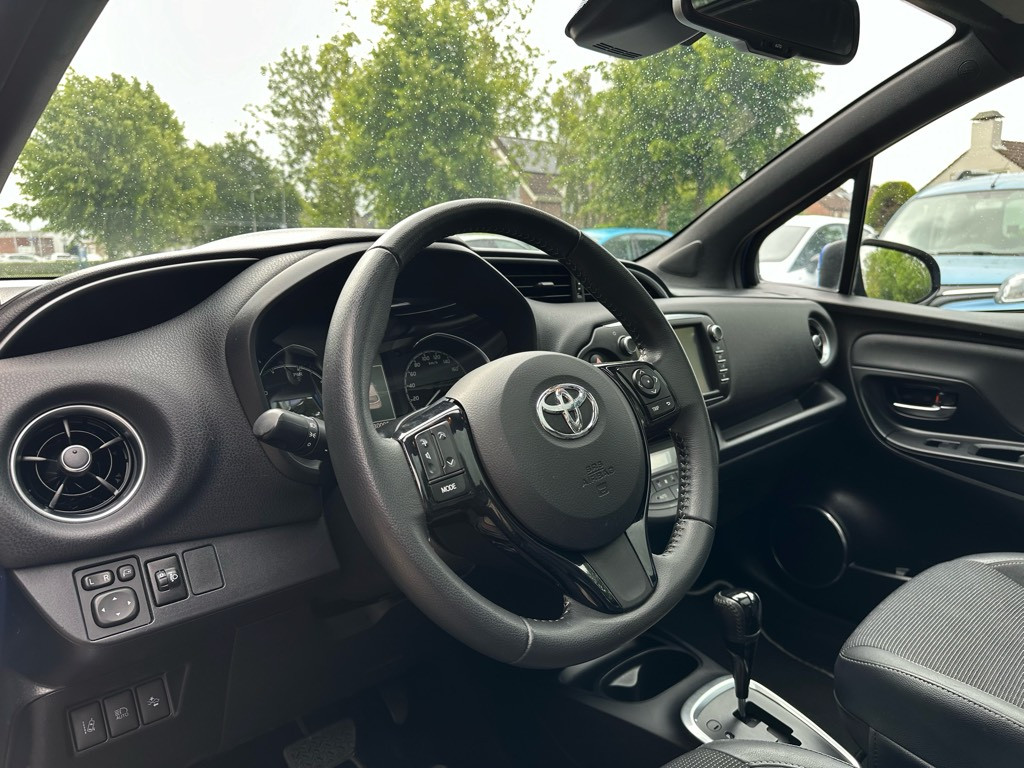 Toyota Yaris 1.5 hybride // premium uitvoering //