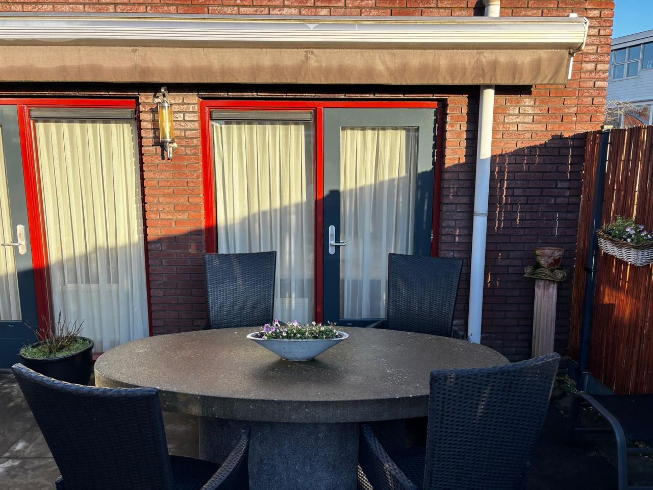 Granieten tuintafel ovaal + 4 verstelbare stoelen