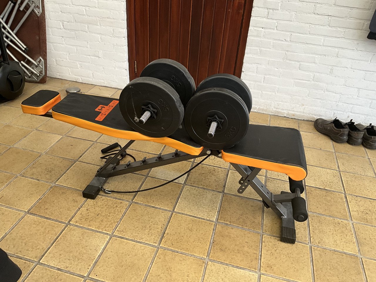 Te koop halterbank en dumbels