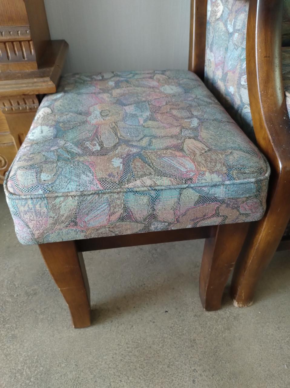 Klassieke relaxfauteuil met bijpassende voetenbank .