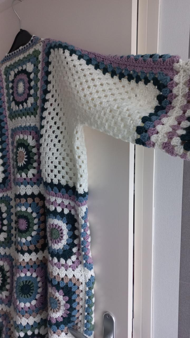 Mooi lang vest met asymmetrische sluiting