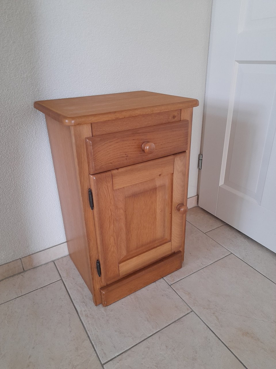 Nachtkastje 32 x 44 x 66H ( in goede staat )