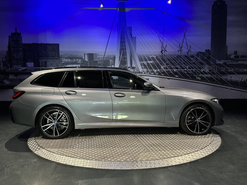 BMW 3-serie touring 330e xdrive *pano*360camera*sportstoelen*laser*