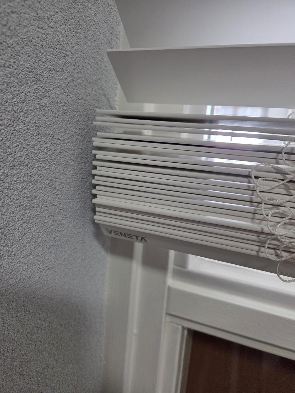 Witte houten jaloezie.