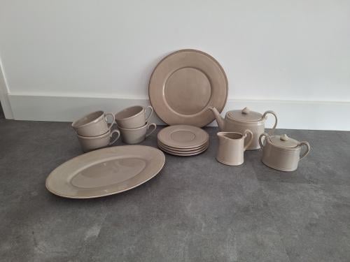 Mooi servies set, beige, theepot, kopjes, schalen