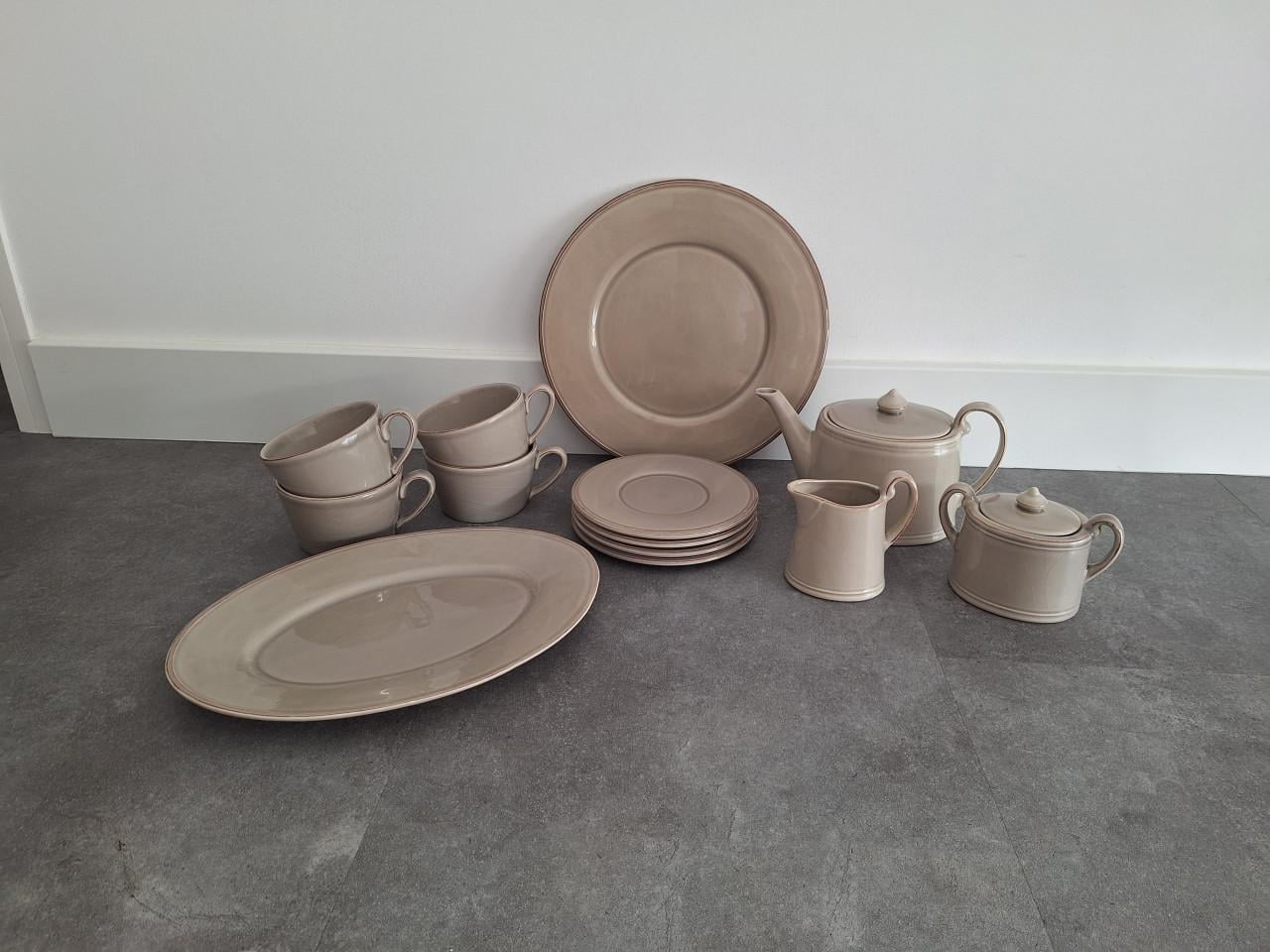 Mooi servies set, beige, theepot, kopjes, schalen