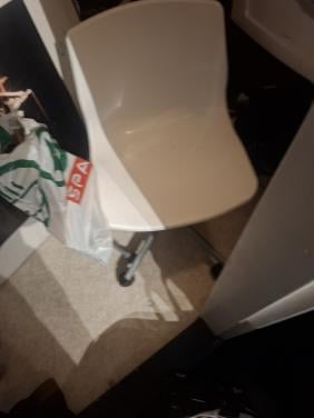 Leuke kleine kunststof buro stoel