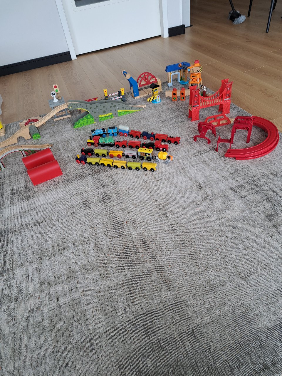 Mooie houten treinbaan met toebehoren