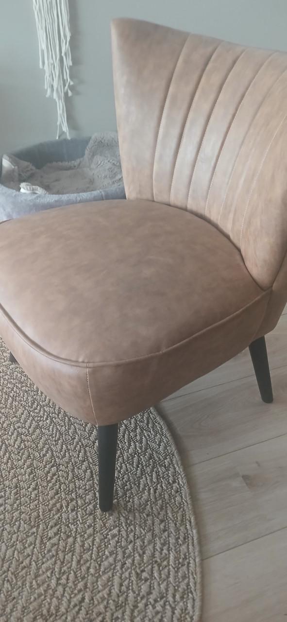 Bruin stoeltje in goede staat, voor woon- of slaapkamer. Kleur: lichtbruin.