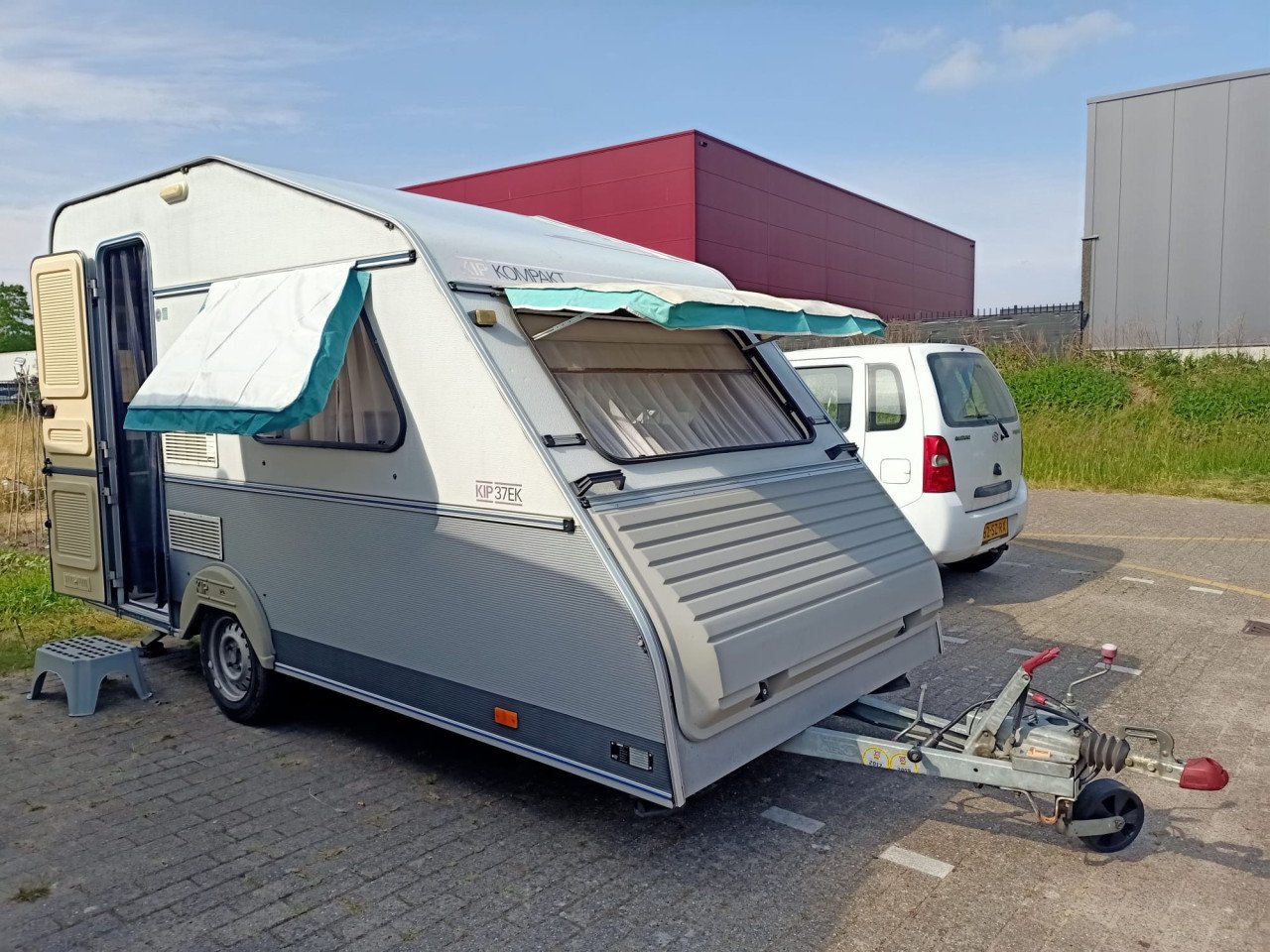 Prachtige Kip Kompakt 370 , 1995 met tent , vast toilet en raamluifels