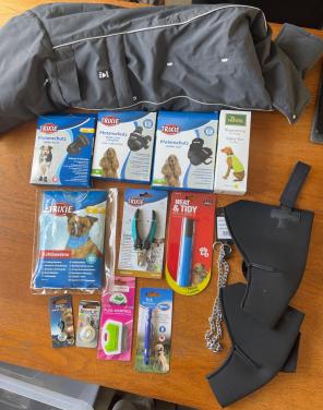 Hondenjas, schoentjes, halsband, licht, vachtverzorging, enz.