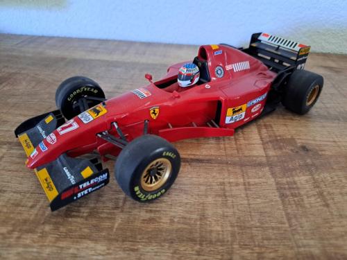 1:18 schaalmodel van de Ferrari 412 T2, specifiek de auto van Jean Alesi