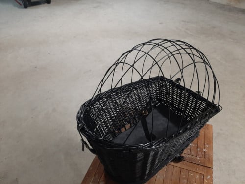 Zwarte hond fietsmand