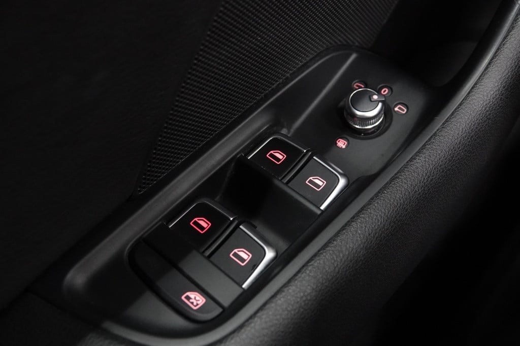 Audi A3 limousine 1.8 tfsi | panorama | leder | camera | pdc |