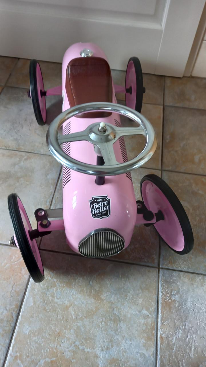 Roze retro loopauto