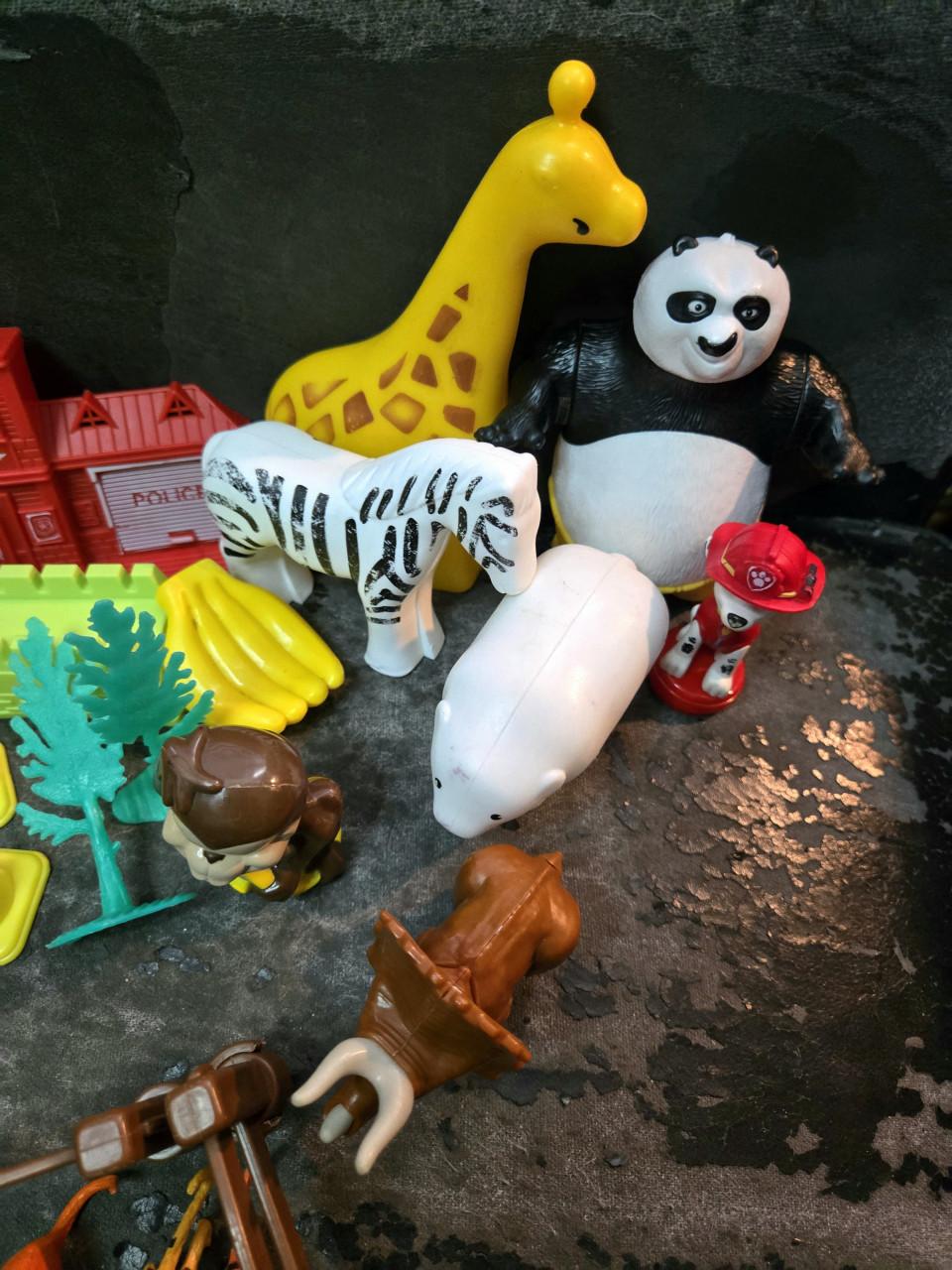 Speelgoedfiguren en bouwstenen diverse plastic dieren, 22 kleine, 6 grote.