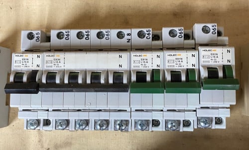 Zekeringautomaten en aardlekschakelaars € 12,50 per stuk