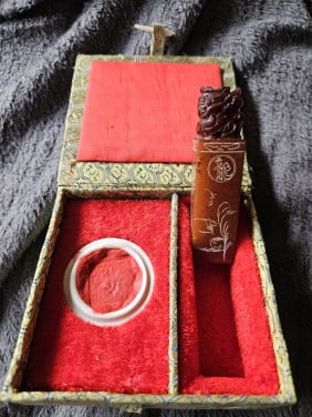 Mooie vintage chinese lakstempel (PETER) in originele doos....