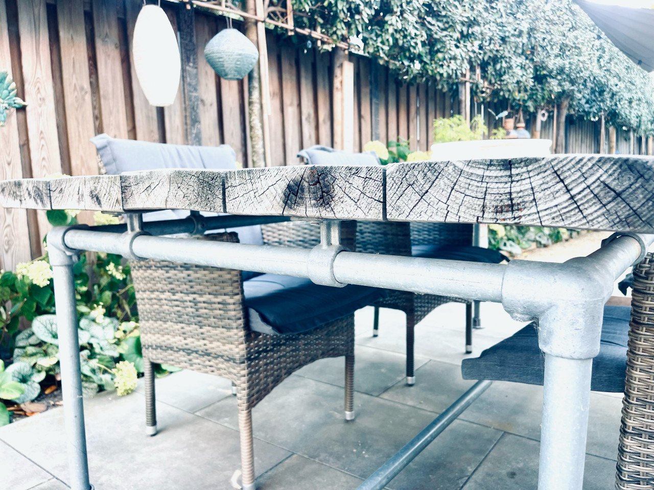 Steigerhouten buitentafel met steigerframe