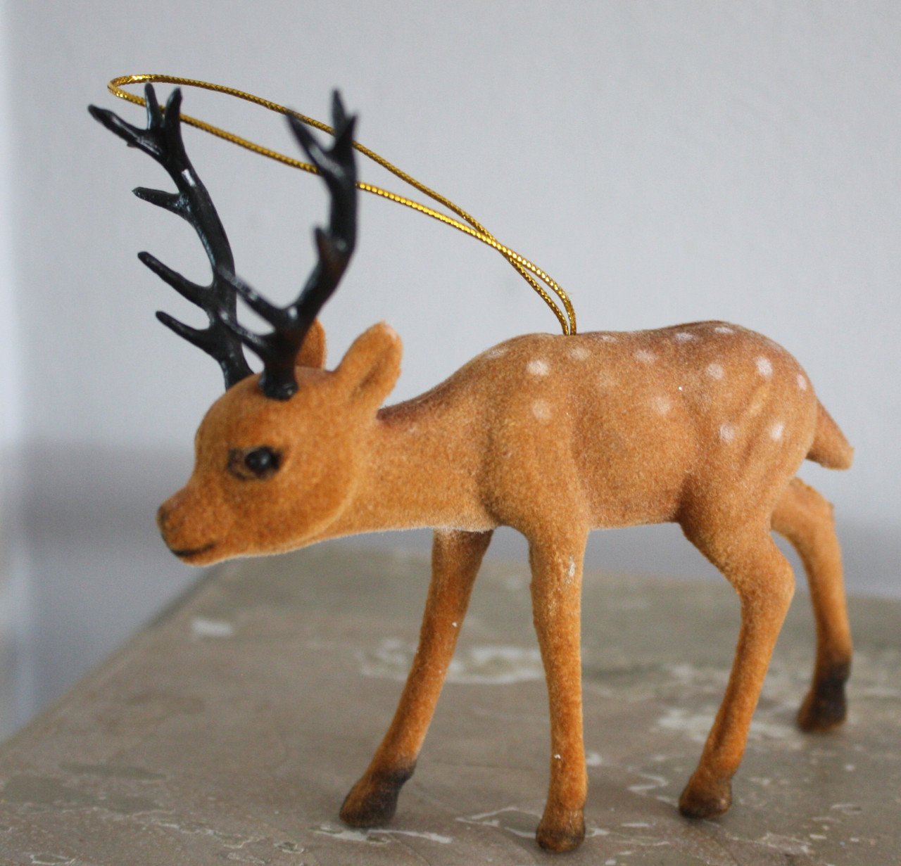 Bruin eland  hanger- beeldje kunststof