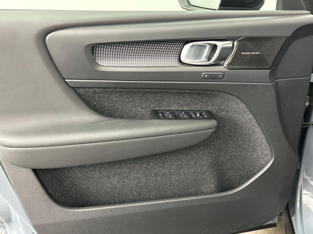 Volvo XC40 p8 408pk awd recharge r-design| pano| 360camera| h&k audio|