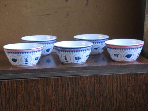 5 Kunsstof schaaltjes.