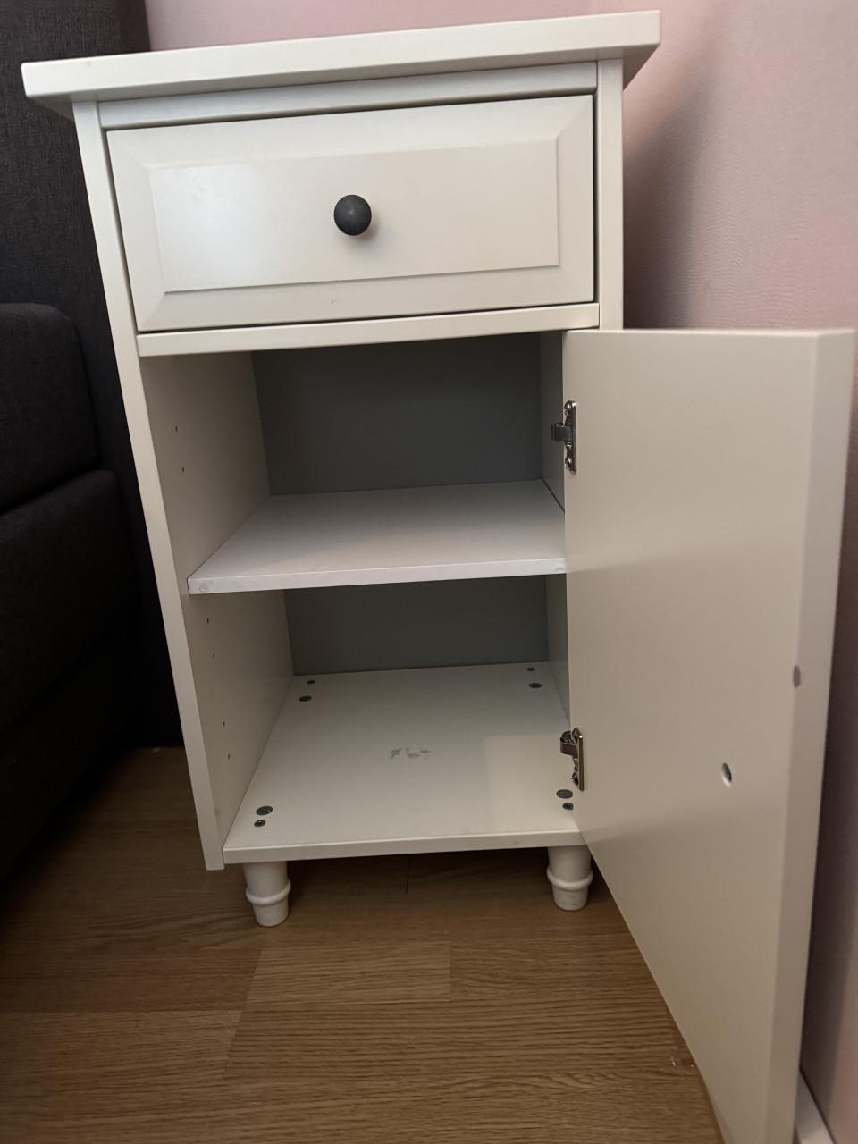 Ikea meubelen Hemnes serie: kledingkast, nachtkastje, bureau, ladekast