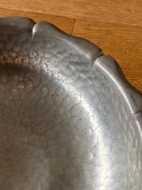 Vaas en schaaltje van gehamerd zilvertin