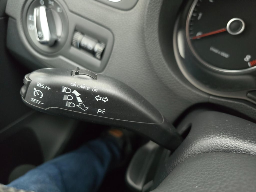 Volkswagen Polo occasion 1.2 tsi in zwart met cruisecontrol en sportieve lo